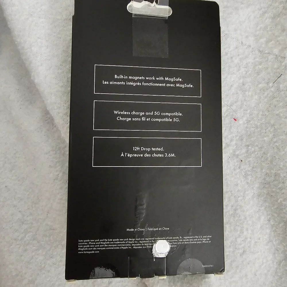 Kate Spade Iphone 16 Black And White Daisy MagSafe Phone Case